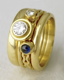 'Stacking Ring multi-stone' in 18K yellow gold with two diamonds and a blue Sapphire